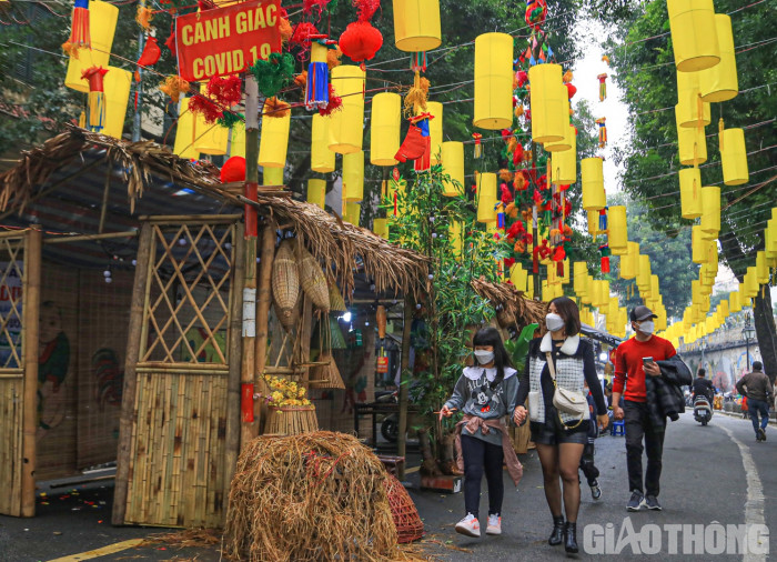 Các khẩu hiệu Cảnh giác Covid-19, Kiên định 5K... xuất hiện nhiều tại không gian bích họa trên phố Phùng Hưng (đoạn giữa phố Hàng Cót và phố Lê Văn Linh) để nhắc nhở người dân tuân thủ phòng dịch.