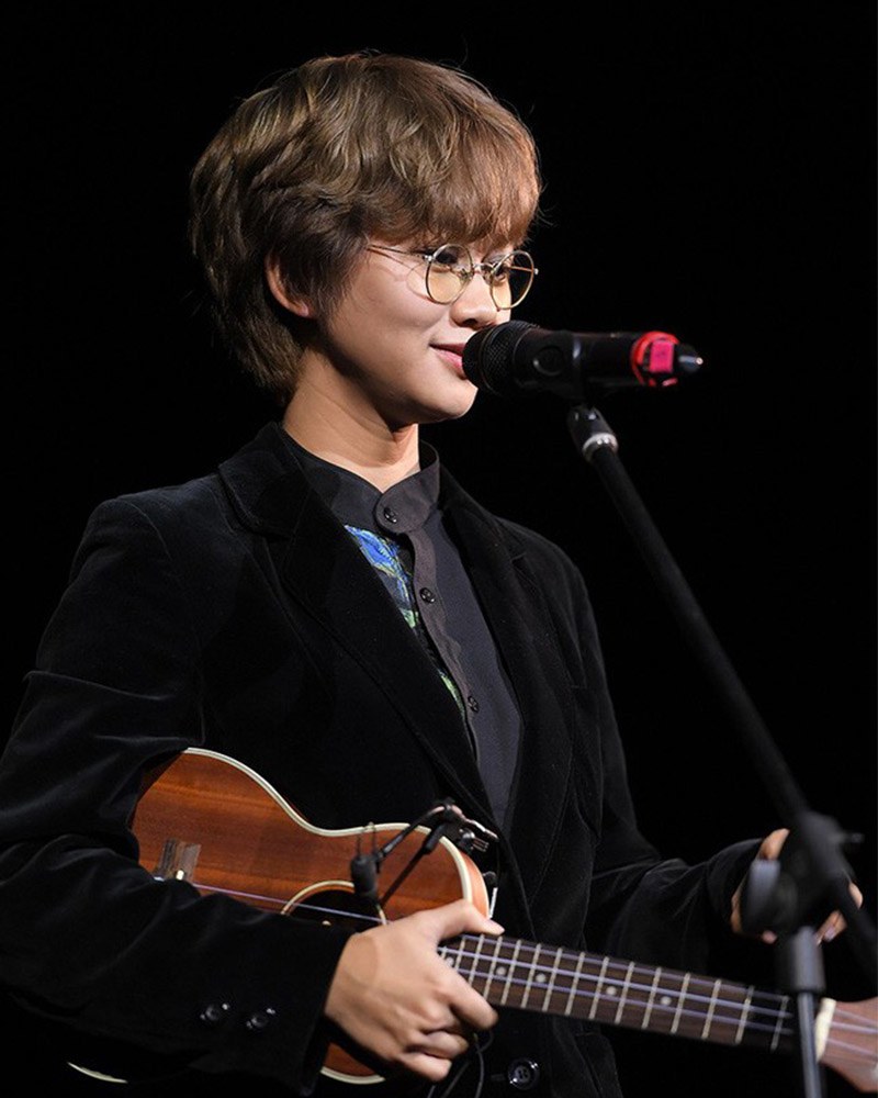 Năm 2008, Lê Cát Trọng Lý gây chú ý khi giành giải Bài hát của tháng, Bài hát của năm và Nhạc sĩ trẻ triển vọng tại Bài hát Việt với ca khúc Chênh vênh. Cô là một trong những nghệ sĩ Đà Nẵng có màu sắc rất riêng, sáng tác nhiều ca khúc tự sự được yêu thích.
