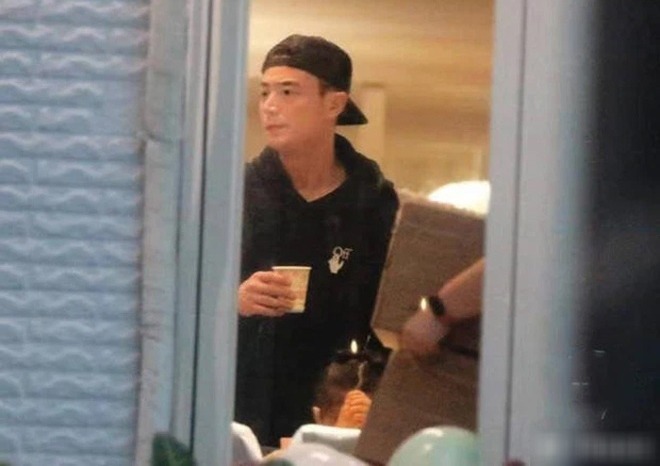 Hoắc Kiến Hoa cũng bận rộn đón khách tới dự tiệc.