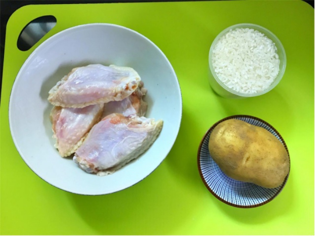 Thả thịt gà và khoai tây vào nồi gạo, 20 phút sau được bữa ngon không cần nấu nhiều món - 1