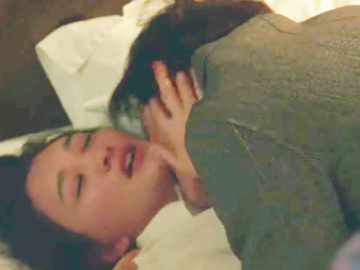 Sau nụ hôn cắn môi, nam thần U50 Chung Hán Lương lộ cảnh lột áo 18+ với "mẹ một con"