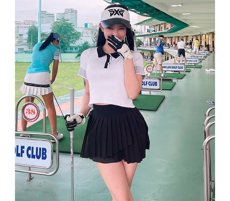 Đi golf cũng rất lề lối, chỉnh tề với trang phục đúng quy chuẩn của golfer.
