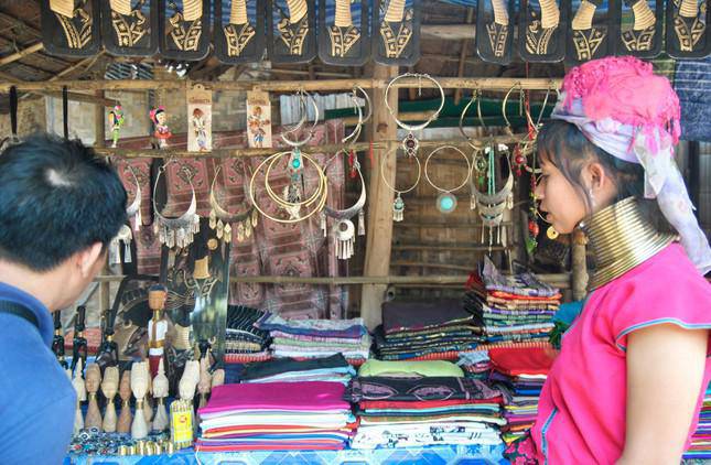 Bán các sản phẩm thủ công mỹ nghệ cho du khách