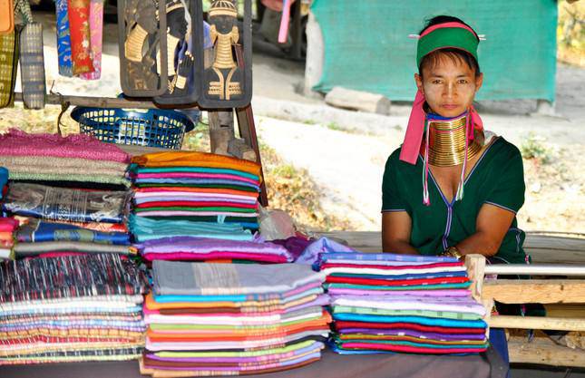 a classTextlinkBaiviet hrefhttps://eva.vn/Phụ nữ/a Kayan bán những sản phẩm dệt trong làng