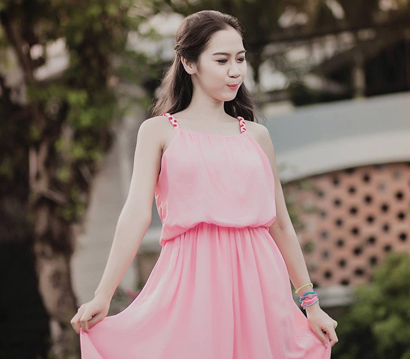 Người đẹp 9X thích diện váy điệu đà nữ tính cùng có những gam màu pastel dịu ngọt như hồng, xanh, vàng...
