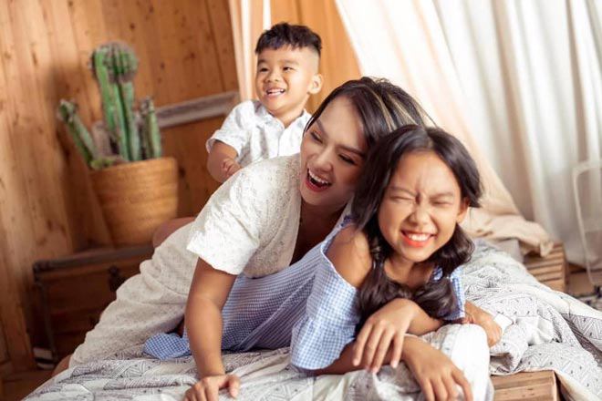 Thái Thùy Linh hiện vẫn cho thấy cuộc sống của cô ổn và hạnh phúc bên 2 con dù một lần nữa trở thành mẹ đơn thân. Nữ ca sĩ chia sẻ, sau khi tuyên bố ly hôn, cô đã bước qua giai đoạn khủng hoảng. Thái Thùy Linh cũng cho biết cô chưa cưới lần nào nên vẫn chờ đợi hoàng tử thực sự đến mới mặc váy cưới.