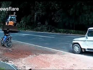 Clip: Ô tô tông văng máy xúc, cứu mạng người đàn ông ngồi bên đường