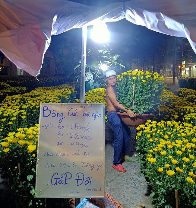 Anh bán rau amp;#34;khùngamp;#34; nhất Việt Nam tái xuất, gây bão với tấm biển bán hoa Tết 2022 lạ lùng - 2