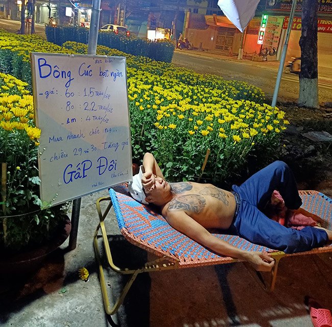 Phong cách bán hàng tếu táo thường thấy của người đàn ông này khiến CĐM thích thú và hưởng ứng nhiệt tình