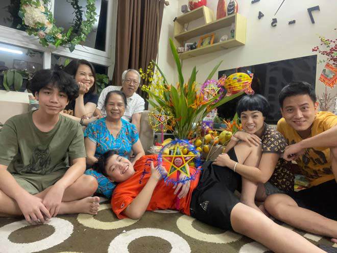 Nữ ca sĩ cho biết cuộc sống hiện tại rất thoải mái muốn làm gì, ăn gì, muốn đi đâu là quyền của mình. Đồng thời, Mọi thứ xung quanh Ngọc Khuê có nhiều màu sắc và cô không thấy buồn vì có những người bạn bên cạnh.