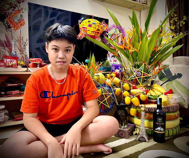 Cô nói: Cũng may con trai tôi là người khá hiểu chuyện nên thời gian đó cũng ngắn thôi. Vì cả tôi và chồng cũ vẫn quan tâm, thậm chí là đi cà phê, xem phim dù không ở với nhau nữa. Hiện tại chồng cũ cũng đã có thêm 2 em bé nữa. 2 nhà cũng ở gần nhau nên con trai tôi muốn ở với bố hay mẹ lúc nào thì tùy vào con.