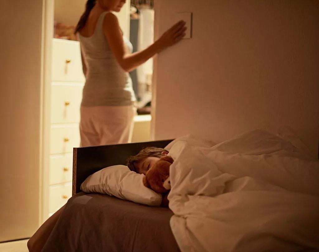 Con gái ngủ một mình giường 2m nhưng sáng nào cũng kêu chật, bố mẹ xem camera thì hoảng hốt - 3