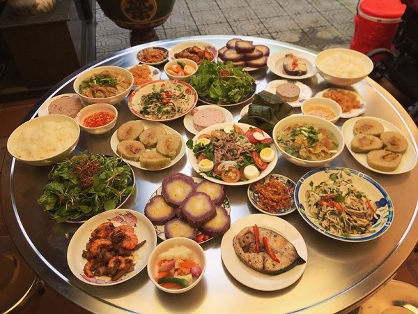 Mâm cúng tất niên mang đậm nét truyền thống của người miền Nam với điểm nhấn là bánh Tét được làm đặc biệt, khiến cho có màu sắc độc đáo