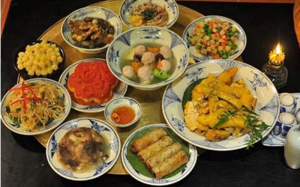 Mâm cúng tất niên truyền thống với canh mọc, nộm, rau xào, thịt đông,... mà các gia đình vẫn thường hay chuẩn bị vào dịp Tết