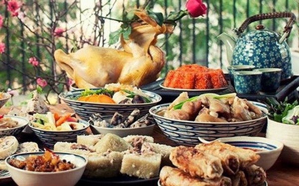 Mâm cúng 30 tết với đầy đủ các món ăn truyền thống như xôi gấc, thịt gà luộc, nem rán,... mang đậm nét truyền thống miền Bắc