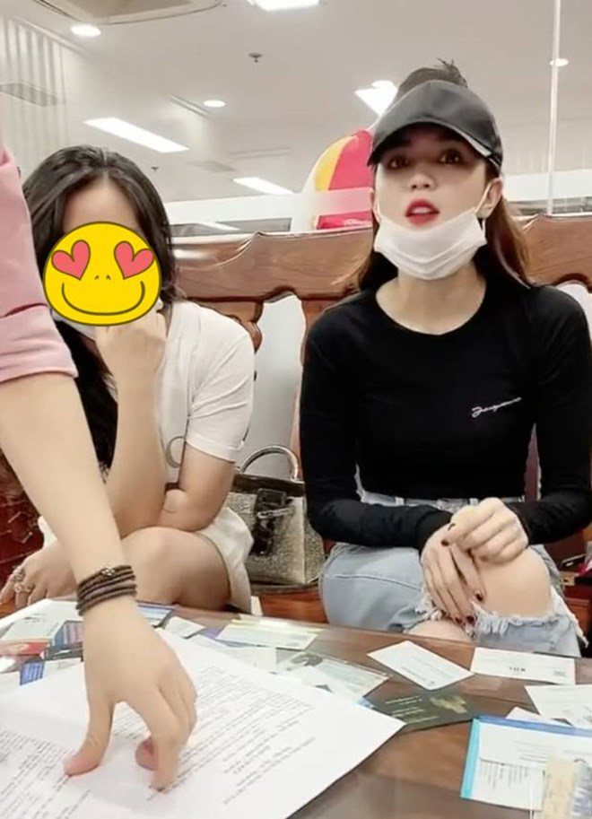 Ngọc Trinh thoải mái mở khẩu trang cho mọi người biết mặt khi đi bán nhà.