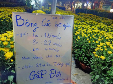 Anh bán rau khùng nhất Việt Nam tái xuất, gây bão với tấm biển bán hoa Tết 2022 lạ lùng