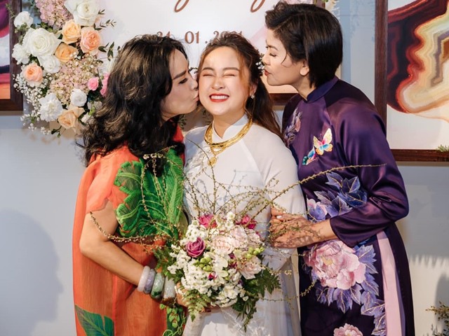 Sao Việt 24h: Thanh Lam nói chồng cũ khôn như chấy, mẹ ghẻ hôn con gái mình hời hợt