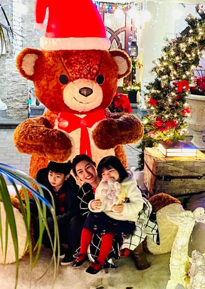 Nguyễn Hồng Nhung sở hữu cơ ngơi khá khủng sau sự thành công trong nghệ thuật và kinh doanh. Căn biệt thự sang trọng mà nữ ca sĩ và 2 con hiện đang sống có giá trị lên đến 70 tỷ đồng, ở Nam California (Mỹ), diện tích lên đến 1.500 m2.