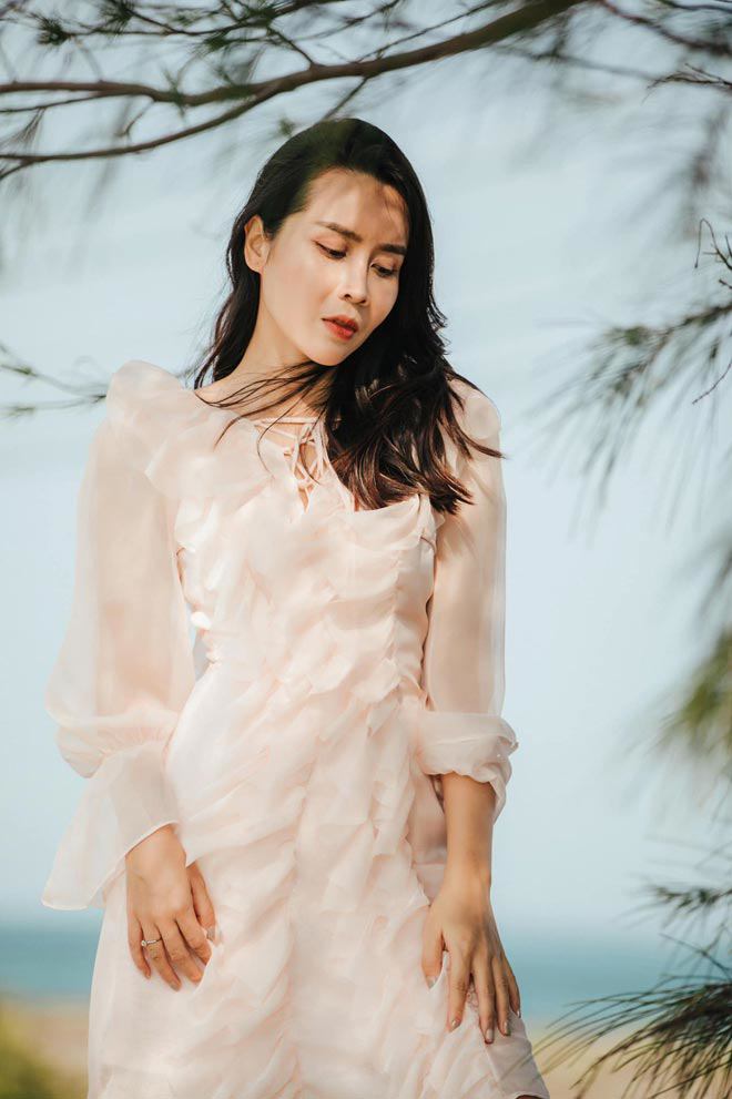 Thời đó hiếm có một nữ ca sĩ nào lại chạy theo dòng nhạc Alternative Rock đầy mạnh mẽ và phóng khoáng nên những ca khúc được Lưu Hương Giang chọn thể hiện luôn được đón nhận.