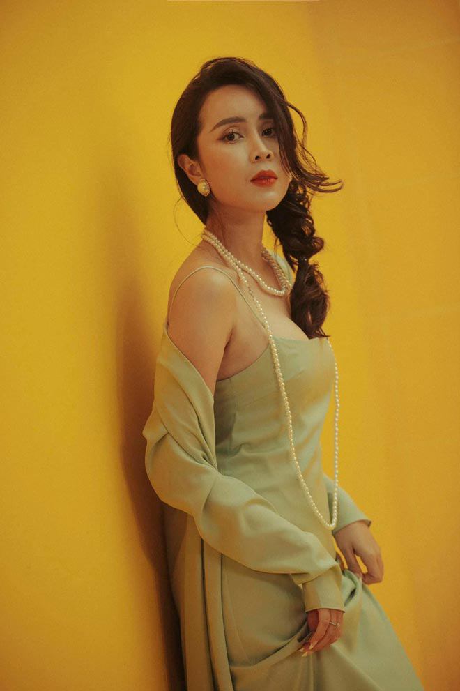 Lưu Hương Giang được nhiều người nhìn nhận như là một nhân tố đầy tiềm năng của nhạc Việt sau khi gây ấn tượng từ cuộc thi Sao Mai Điểm Hẹn 2004 nhờ sở hữu phong cách và giọng hát mang nét riêng biệt.