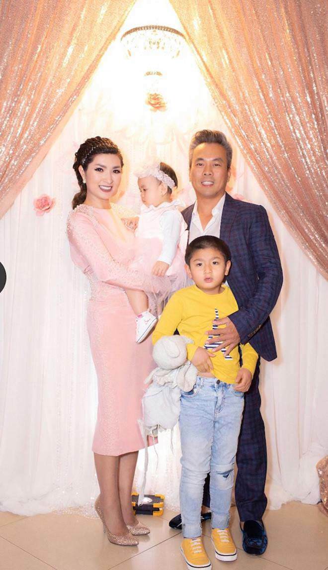 Từng kết hôn với Quý Nguyễn - em trai ca sĩ Trizzie Phương Trinh, vợ chồng Hồng Nhung có cậu con trai chung tên là Skyler, nhưng sau đó lại đường ai nấy đi. Nguyễn Hồng Nhung đi thêm bước nữa với doanh nhân Minh Quân vào năm 2015 sau cuộc hôn nhân đầu thất bại và có được cô con gái Kim An. Nhưng vào năm 2019, nữ ca sĩ và ông xã doanh nhân xác nhận ly hôn.