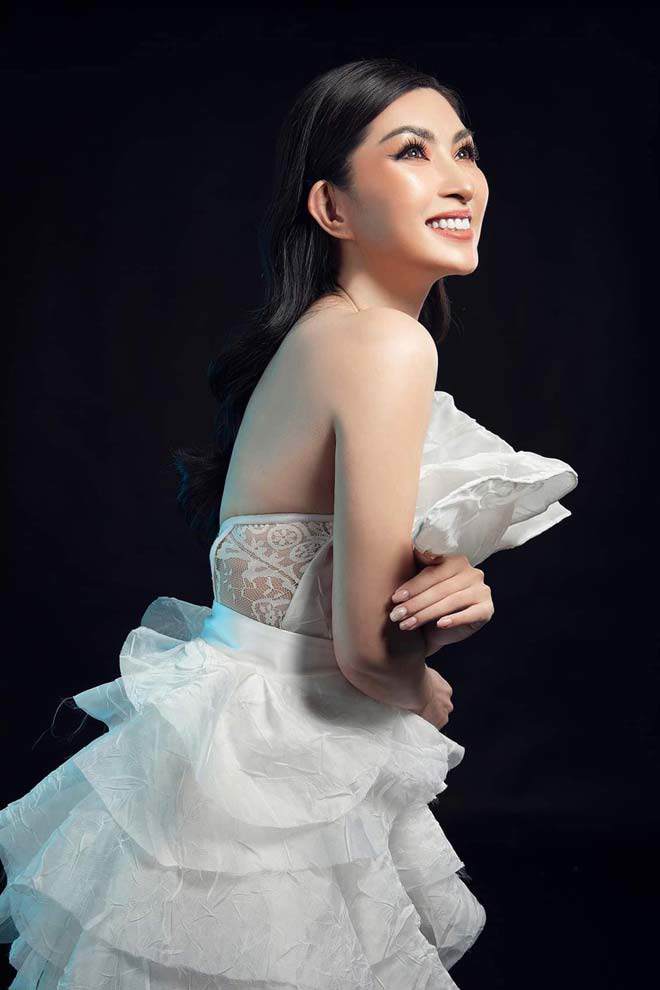 Nguyễn Hồng Nhung bị đóng băng mọi hoạt động sau scandal và phải rời khỏi làng giải trí Việt. Nữ ca sĩ sang Mỹ định cư sau đó vài năm và bắt đầu xuất hiện tại các sân khấu hải ngoại. Hồng Nhung dần lấy lại được sự nghiệp cũng như gặt hái nhiều thành công tại Mỹ bằng những nỗ lực hết mình và tài năng vốn có.