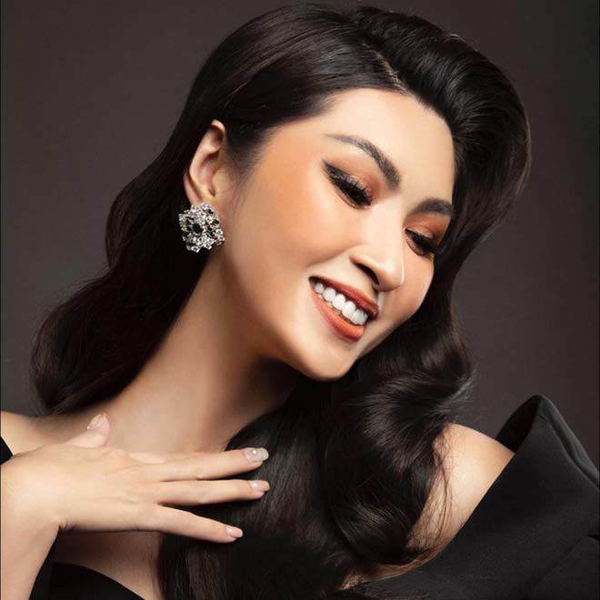 Từng tham gia Sao Mai Điểm Hẹn 2004 và lọt vào chung kết, Hồng Nhung được đánh giá cao cho ngôi vị Quán quân, tuy nhiên điều đó không thể trở thành sự thật vì các scandal của cô lần lượt kéo đến. Hồng Nhung không những bị bạn trai tung ảnh nóng lên mạng xã hội mà còn thường xuyên nhận được các bức thư nặc danh, đe dọa.