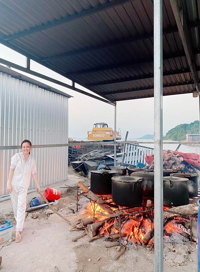 Hậu amp;#34;đấu tốamp;#34; nữ CEO Bình Dương, Vy Oanh mặc đồ ngủ, nấu bánh chưng với công nhân giữa biển - 6