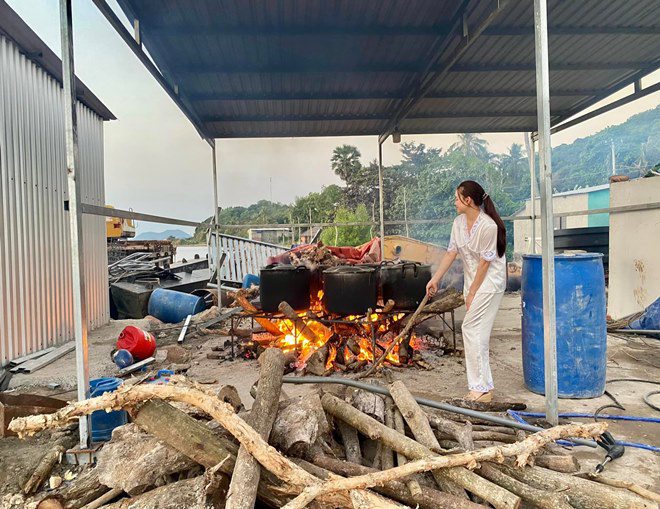 Hậu amp;#34;đấu tốamp;#34; nữ CEO Bình Dương, Vy Oanh mặc đồ ngủ, nấu bánh chưng với công nhân giữa biển - 5