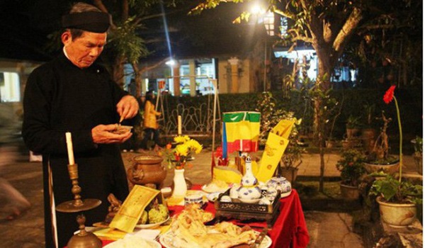 Thực hiện cúng giao thừa ngoài trời