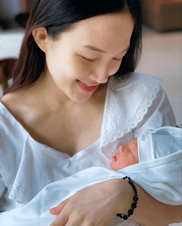 Mới sinh nở, vợ trẻ Phan Đinh Tùng lại đăng ảnh bầu, dân tình rần rần chúc mừng - 7