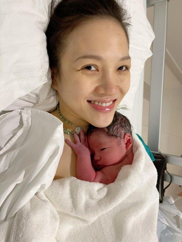 Mới sinh nở, vợ trẻ Phan Đinh Tùng lại đăng ảnh bầu, dân tình rần rần chúc mừng - 6