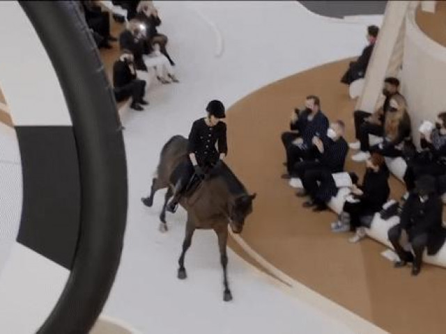 Clip Eva - Cháu gái của cố Công nương Grace Kelly cưỡi ngựa trên sàn catwalk của Chanel