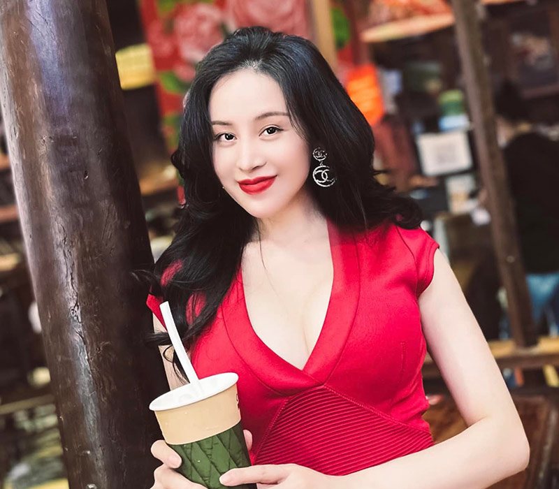 Bà Tưng (tên thật là Lê Thị Huyền Anh, sinh năm 1993) từng là hiện tượng mạng lừng lẫy một thời.
