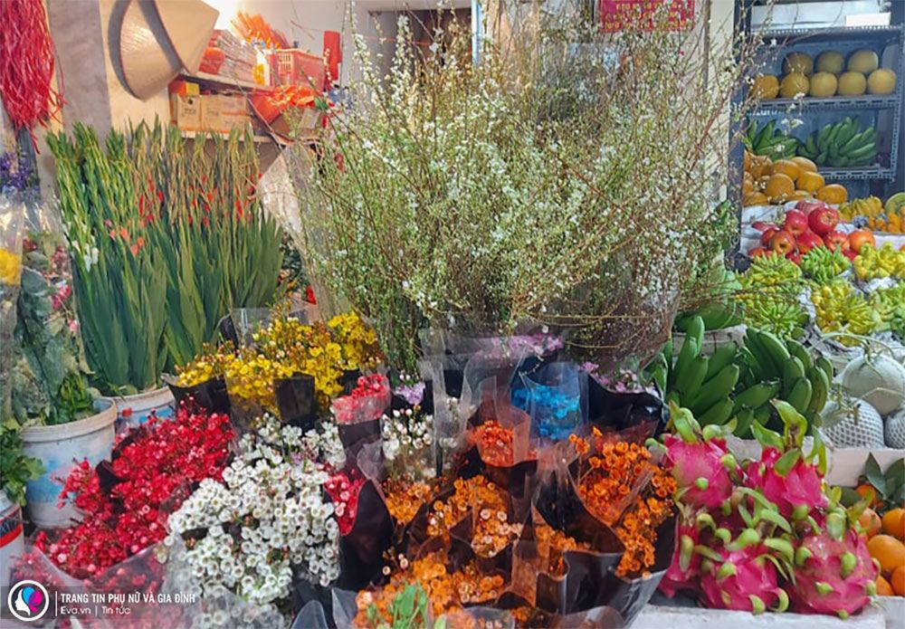 Hoa tươi sặc sỡ sắc màu tại một kiot chợ Hàng Bè