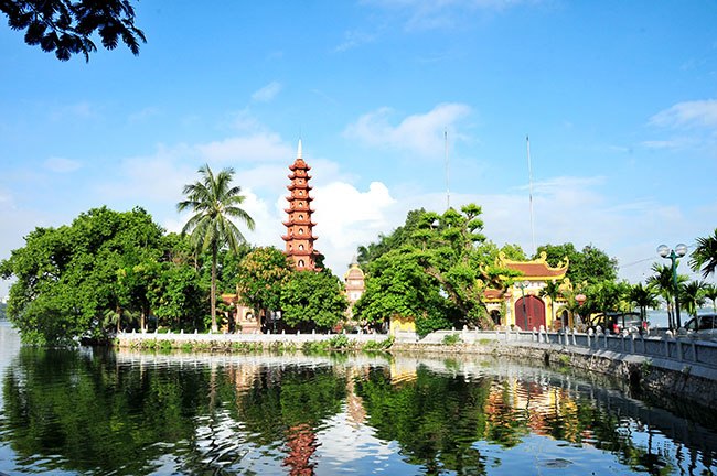 KHUNG CẢNH CHÙA HƯƠNG CHÌM TRONG SƯƠNG SỚM