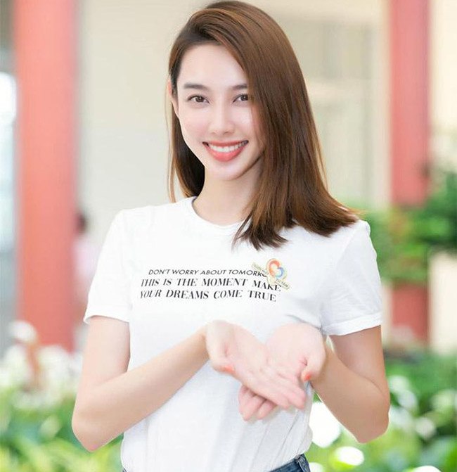 Diện đồ jeans, áo phông trắng giản dị nhưng nhìn Thùy Tiên đẹp rạng ngời.