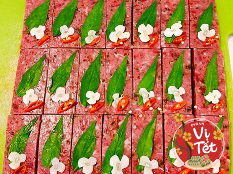 Mẹ đảm làm nem chua nhậu Tết cực ngon, hóa ra nhờ những chiêu hay này!