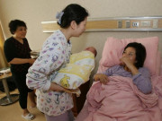 Bà bầu - Không phải mẹ chồng hay mẹ ruột, đây mới là người lý tưởng để chăm sóc "bà đẻ" trong viện