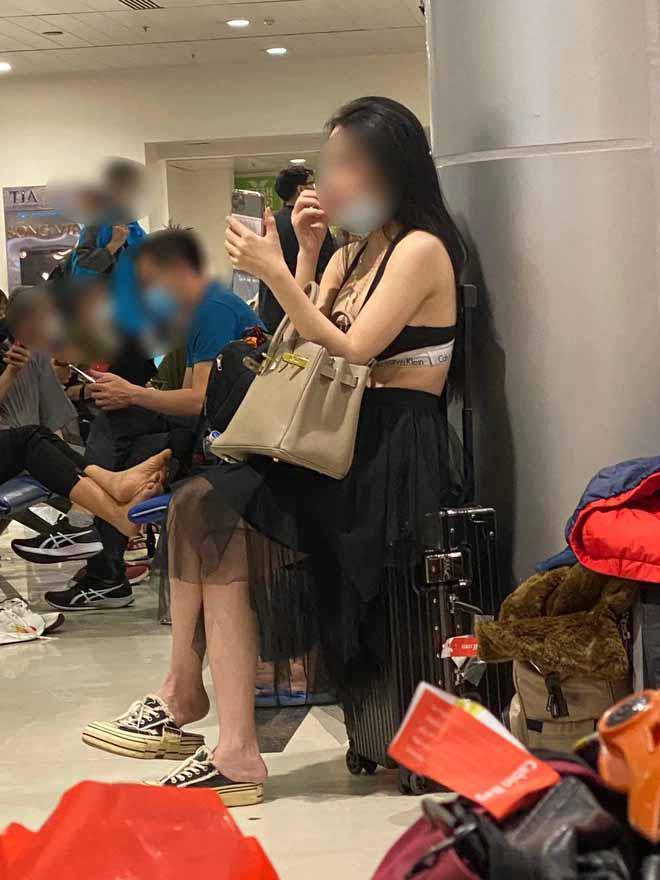 Về quê đón Tết, cô gái mặc áo ngực ở sân bay Tân Sơn Nhất gây tranh cãi - 1