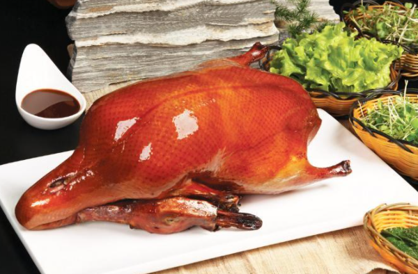 Vịt quay chín vàng óng, da giòn