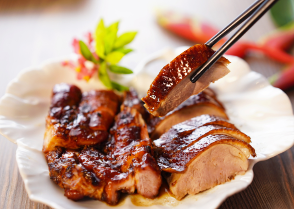 Miếng vịt chín đều, mọng nước bên trong, da vàng và rất giòn