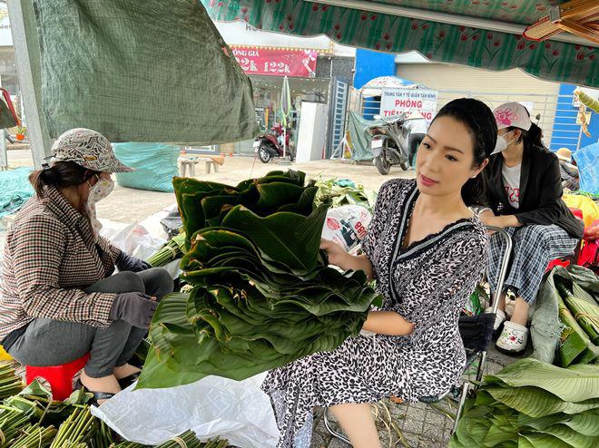 Trịnh Kim Chi, Lê Thúy và dàn sao gói bánh chưng, có người mang bánh ra... chuồng bò khoe - 5