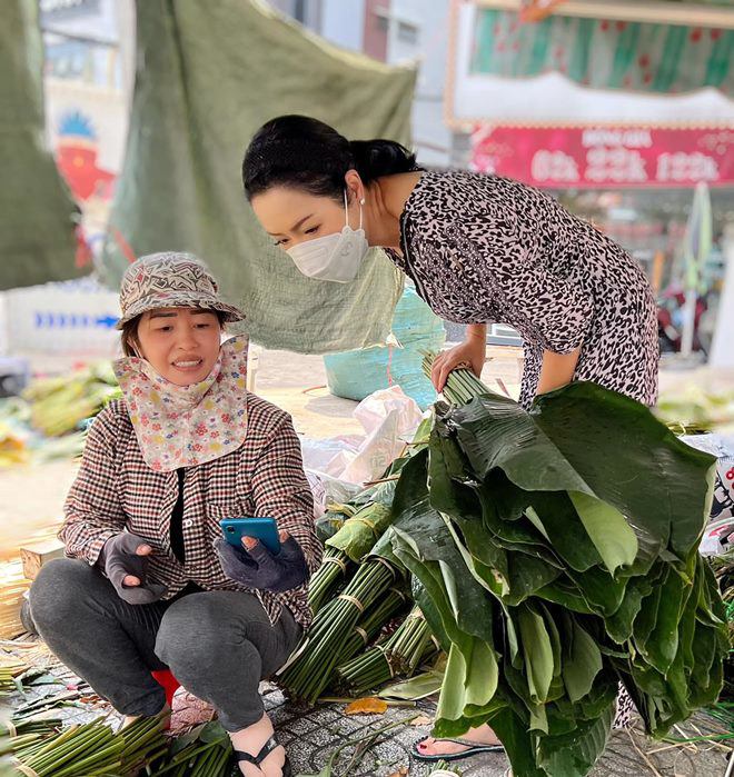 Trịnh Kim Chi, Lê Thúy và dàn sao gói bánh chưng, có người mang bánh ra... chuồng bò khoe - 8