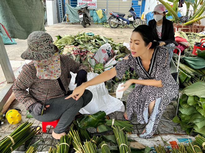 Trịnh Kim Chi, Lê Thúy và dàn sao gói bánh chưng, có người mang bánh ra... chuồng bò khoe - 7