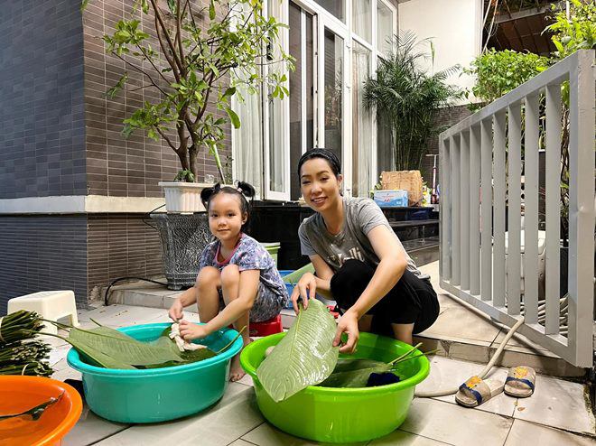 Trịnh Kim Chi, Lê Thúy và dàn sao gói bánh chưng, có người mang bánh ra... chuồng bò khoe - 10