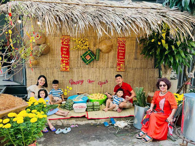 Trịnh Kim Chi, Lê Thúy và dàn sao gói bánh chưng, có người mang bánh ra... chuồng bò khoe - 17