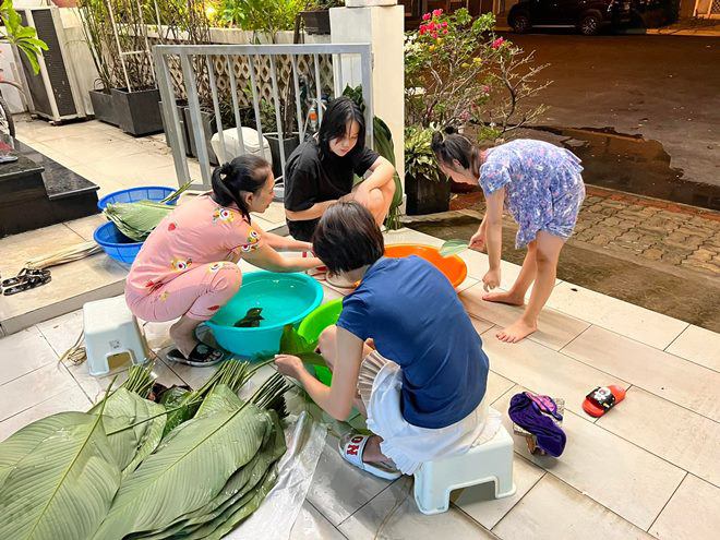 Trịnh Kim Chi, Lê Thúy và dàn sao gói bánh chưng, có người mang bánh ra... chuồng bò khoe - 14