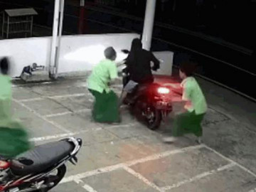  Clip: Nam sinh song phi, hạ gục tên trộm xe máy ở cửa hàng tiện lợi 